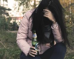 Алкоголизм у женщины: основные признаки и способы лечения